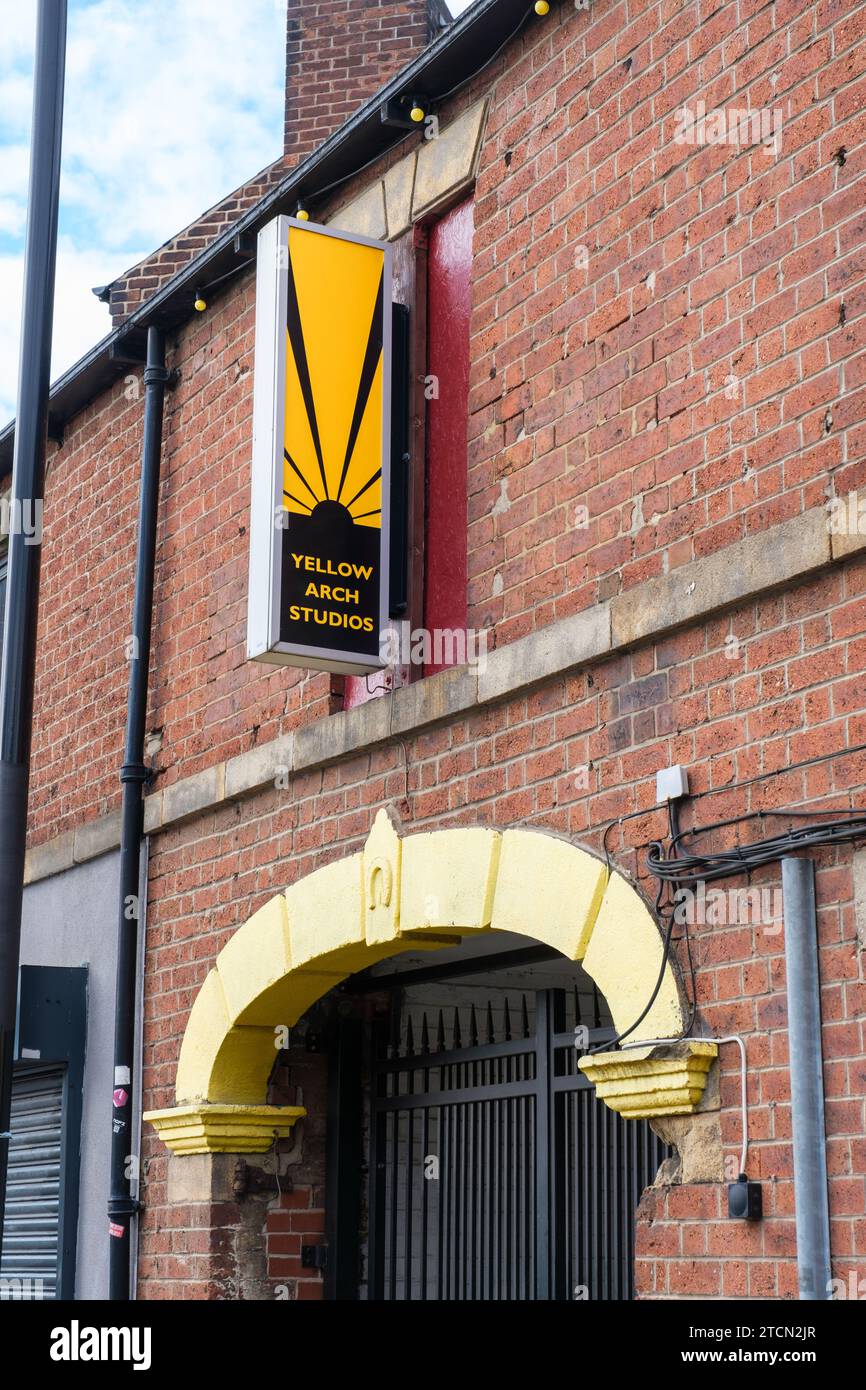 L'entrée des studios Yellow Arch, rendus célèbres par les premiers enregistrements des singes arctiques. Banque D'Images L'entrée des studios Yellow Arch, rendus célèbres par les premiers enregistrements des singes arctiques. Banque D'Images