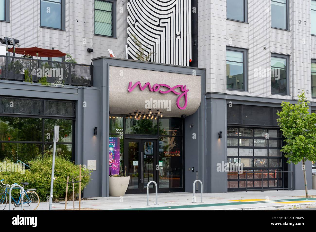 Un hôtel Moxy Oakland Downtown au 2225 Telegraph Ave à Oakland Downtown, CA, États-Unis Banque D'Images Un hôtel Moxy Oakland Downtown au 2225 Telegraph Ave à Oakland Downtown, CA, États-Unis Banque D'Images