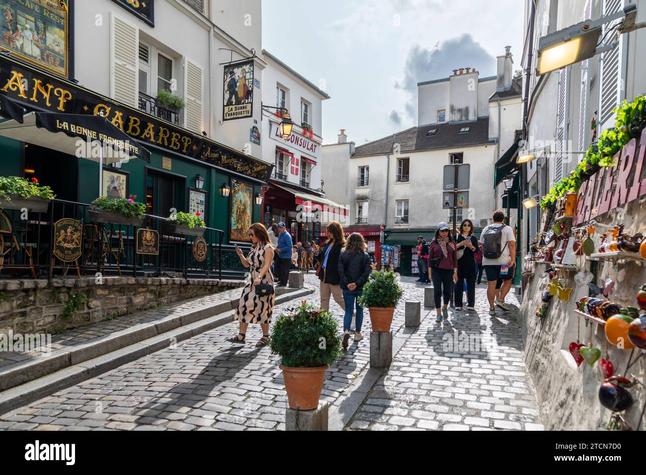 Quartier de Montmartre avec cafés français traditionnels, Paris, France Banque D'Images