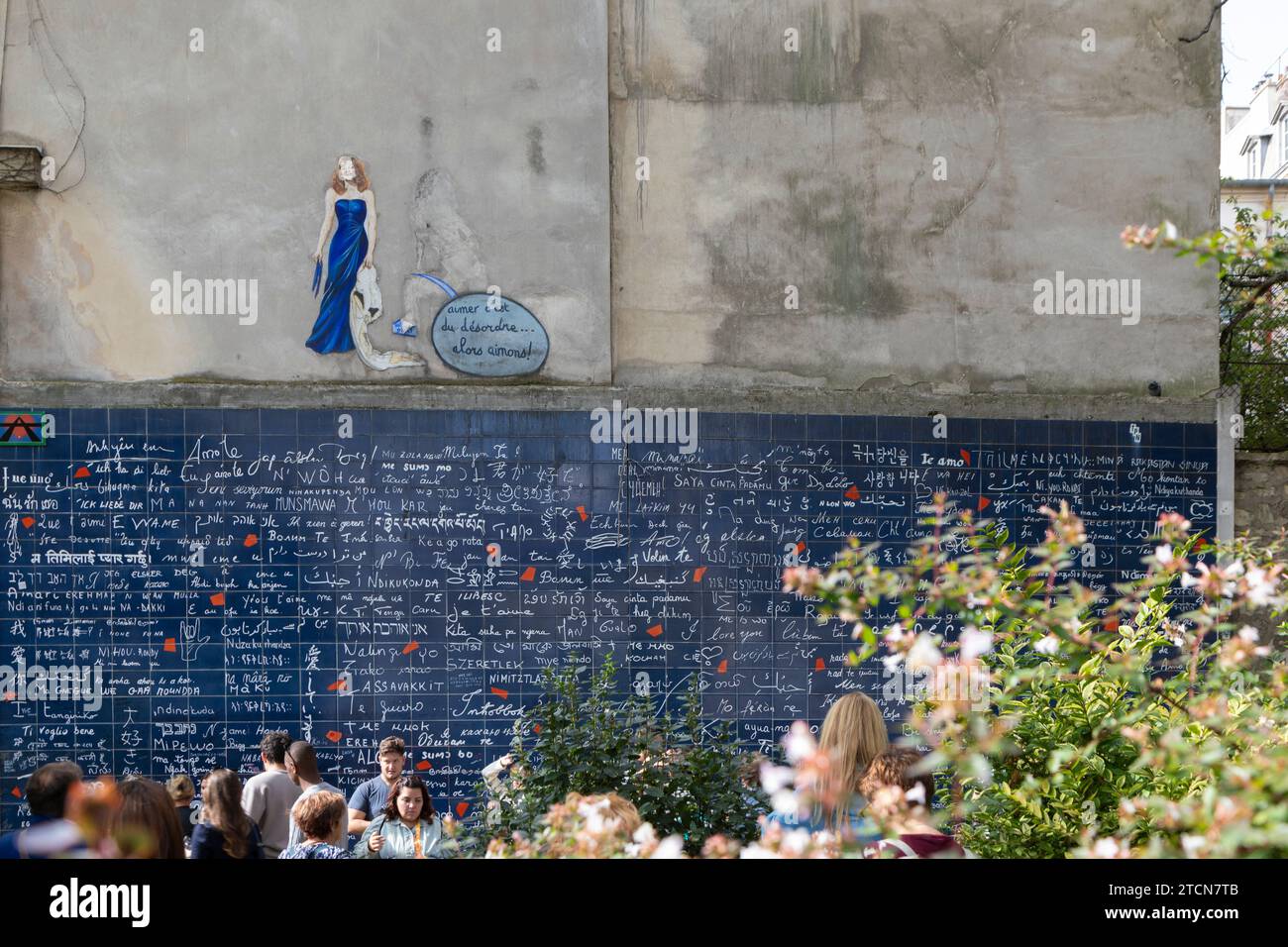 Les gens au mur de I Love sur la place Jehan Rictus à Montmartre, Paris, France Banque D'Images