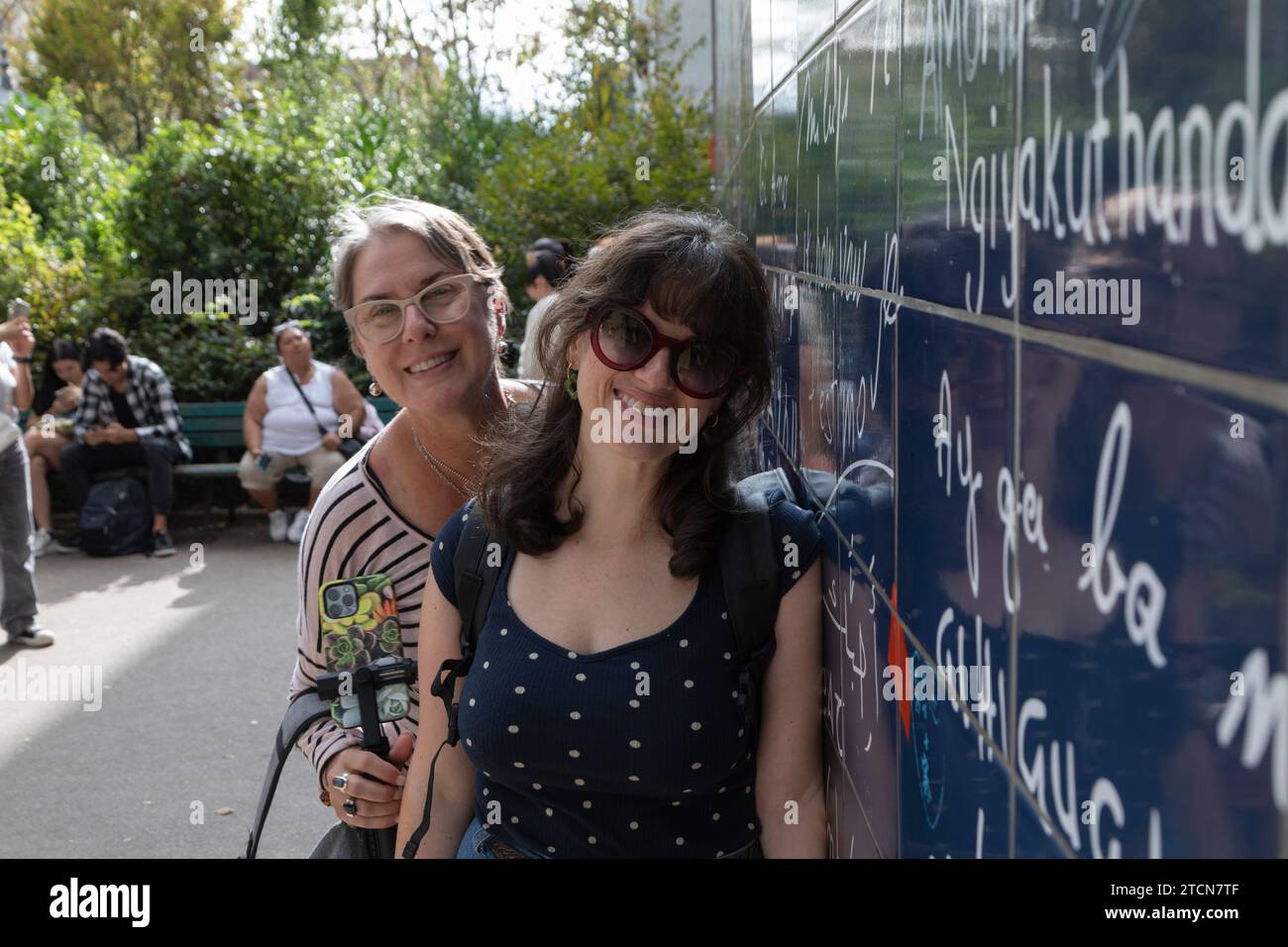 Portrait de deux femmes au mur de I Love sur la place Jehan Rictus à Montmartre, Paris, France Banque D'Images