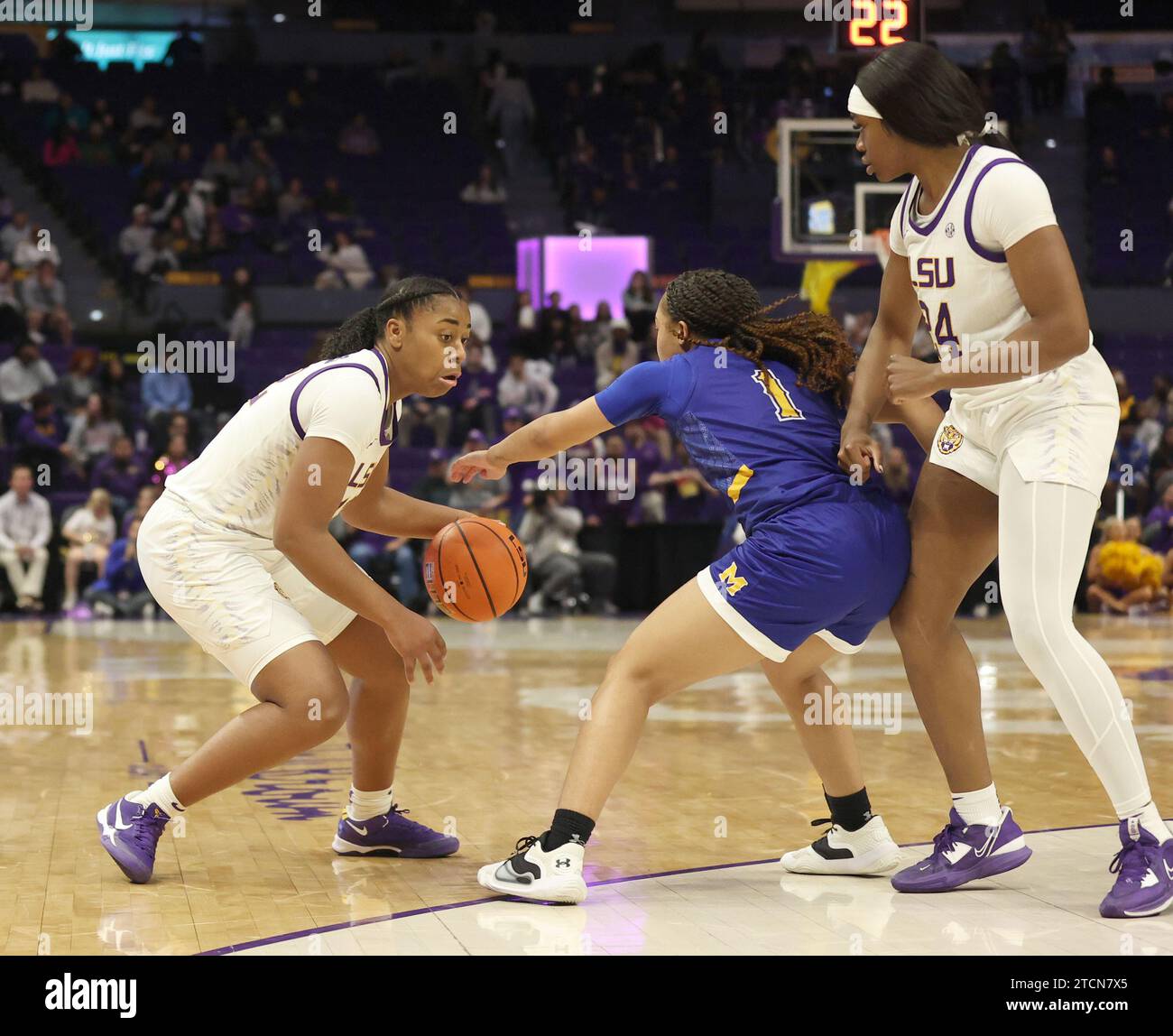 Baton Rouge, États-Unis. 12 décembre 2023. Mikaylah Williams (12), garde des Lady Tigers de LSU, tente de faire un dribble crossover contre Azjah Reeves, 1 garde des Cowgirls de McNeese, tandis que Aneesah Morrow, garde des Lady Tigers de LSU (24), prépare un pick lors d'un match de basketball universitaire féminin au Pete Maravich Assembly Center à Baton Rouge, Louisiane, mardi, 12 décembre 2023. (Photo de Peter G. Forest/Sipa USA) crédit : SIPA USA/Alamy Live News Banque D'Images