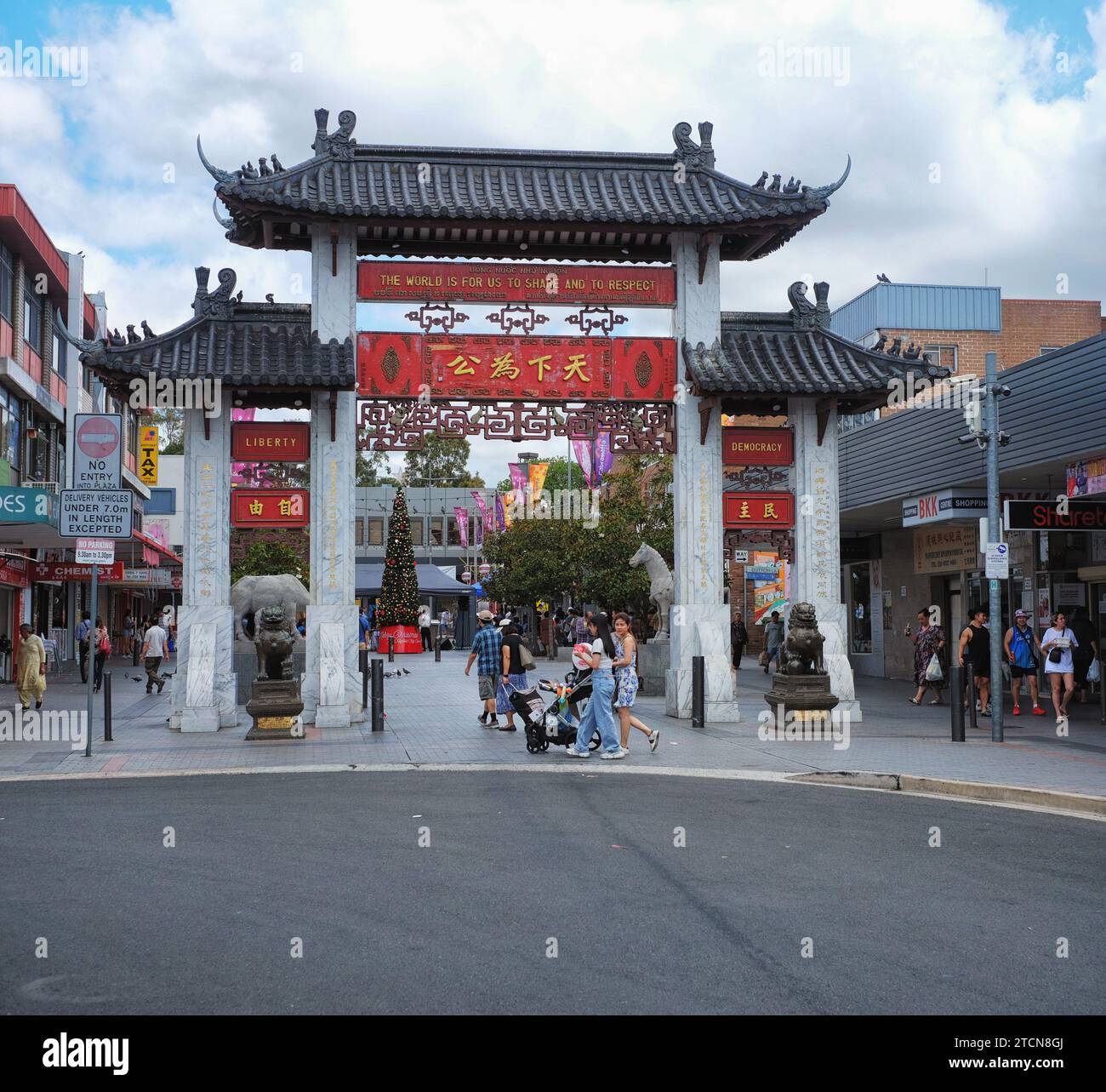 Cabramatta, Pai Lau, porte chinoise cérémonielle avec lions de bronze, Australiana Too, Kangourou & Koala, multiculturalisme dans l'ouest de Sydney Banque D'Images