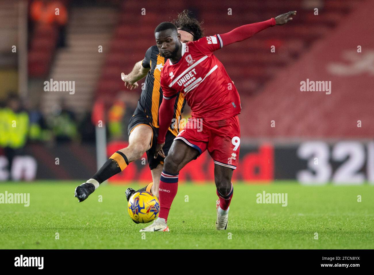 Middlesbrough le mercredi 13 décembre 2023. Emmanuel Latte Lath de Middlesbrough défie pour le ballon avec Lewis Coyle de Hull City lors du Sky Bet Championship match entre Middlesbrough et Hull City au Riverside Stadium, Middlesbrough le mercredi 13 décembre 2023. (Photo : Trevor Wilkinson | MI News) crédit : MI News & Sport / Alamy Live News Banque D'Images