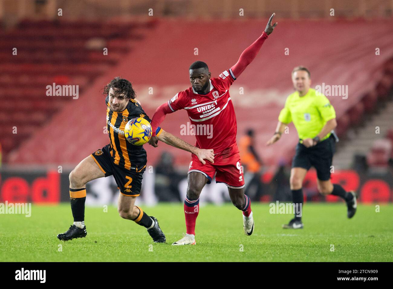 Middlesbrough le mercredi 13 décembre 2023. Emmanuel Latte Lath de Middlesbrough défie pour le ballon avec Lewis Coyle de Hull City lors du Sky Bet Championship match entre Middlesbrough et Hull City au Riverside Stadium, Middlesbrough le mercredi 13 décembre 2023. (Photo : Trevor Wilkinson | MI News) crédit : MI News & Sport / Alamy Live News Banque D'Images