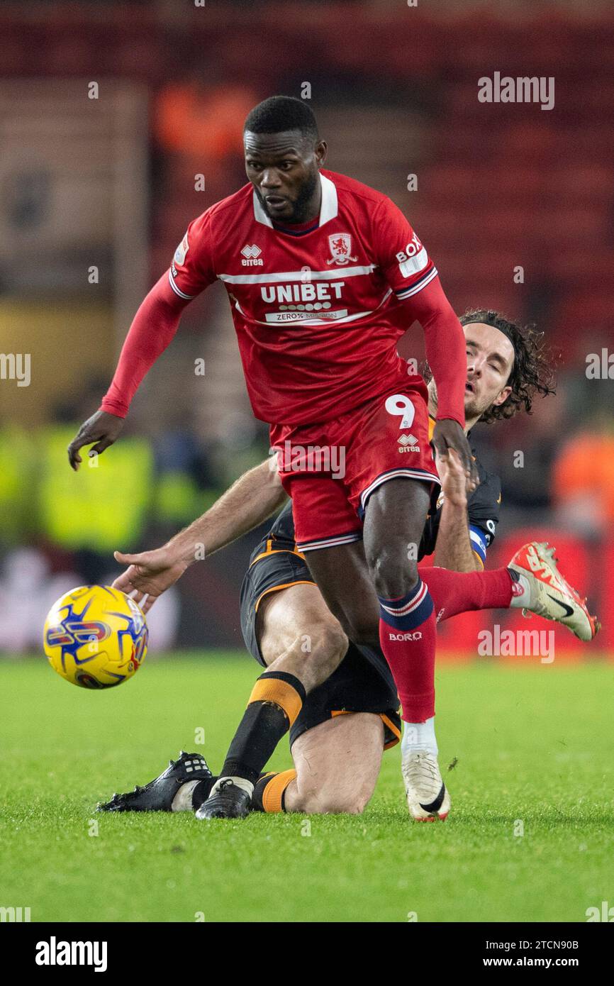 Middlesbrough le mercredi 13 décembre 2023. Emmanuel Latte Lath de Middlesbrough défie pour le ballon et est fauché par Lewis Coyle de Hull City lors du Sky Bet Championship match entre Middlesbrough et Hull City au Riverside Stadium, Middlesbrough le mercredi 13 décembre 2023. (Photo : Trevor Wilkinson | MI News) crédit : MI News & Sport / Alamy Live News Banque D'Images
