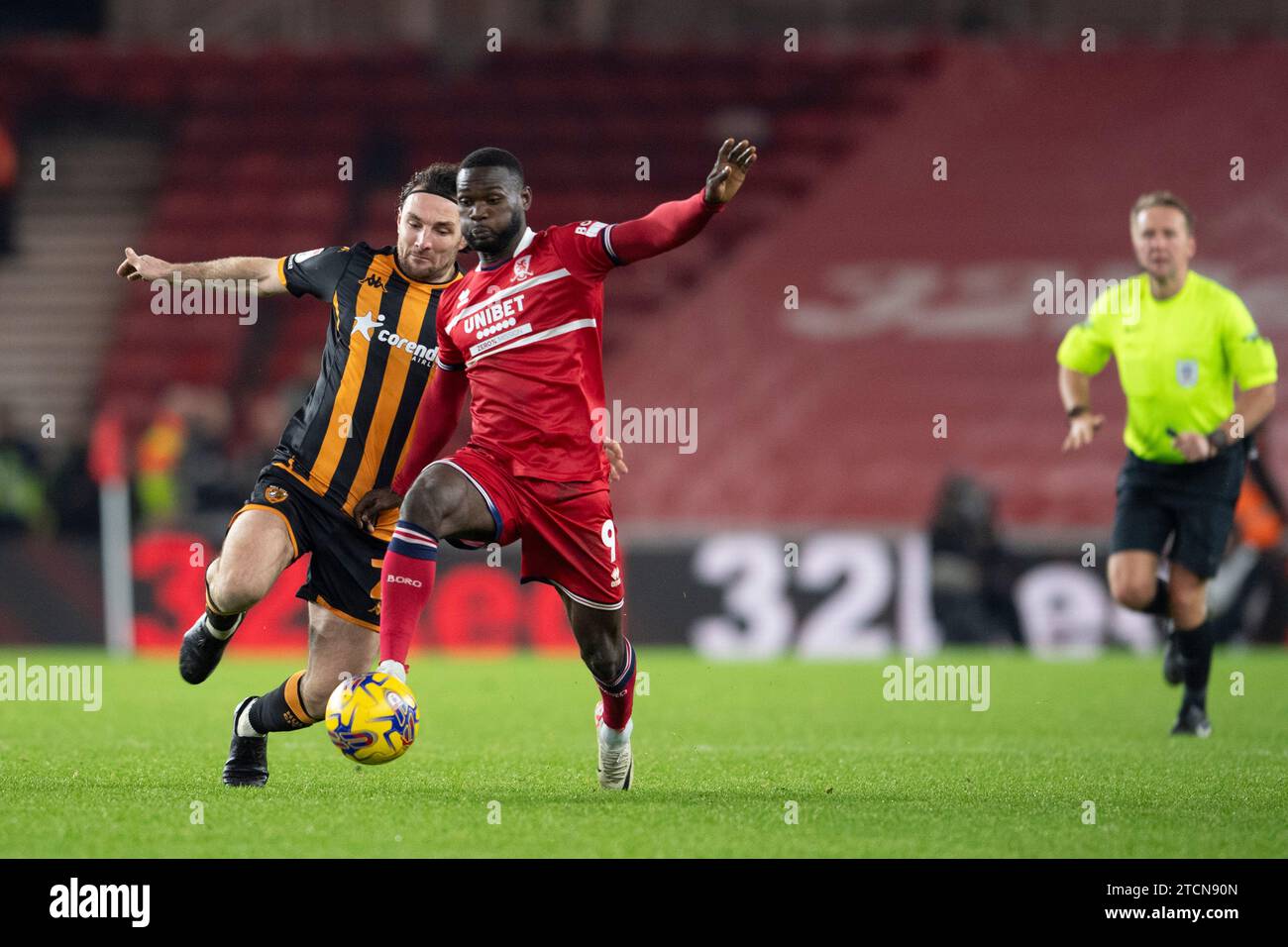 Middlesbrough le mercredi 13 décembre 2023. Emmanuel Latte Lath de Middlesbrough défie pour le ballon avec Lewis Coyle de Hull City lors du Sky Bet Championship match entre Middlesbrough et Hull City au Riverside Stadium, Middlesbrough le mercredi 13 décembre 2023. (Photo : Trevor Wilkinson | MI News) crédit : MI News & Sport / Alamy Live News Banque D'Images