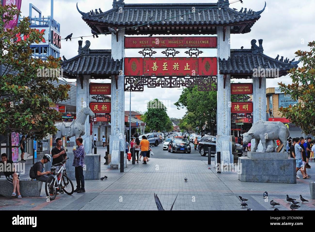 Vue sur Freedom Plaza, Cabramatta, à travers le Pai Lau, les portes cérémonielles chinoises avec des statures en pierre sculptée d'un cheval et bœuf sellé Banque D'Images