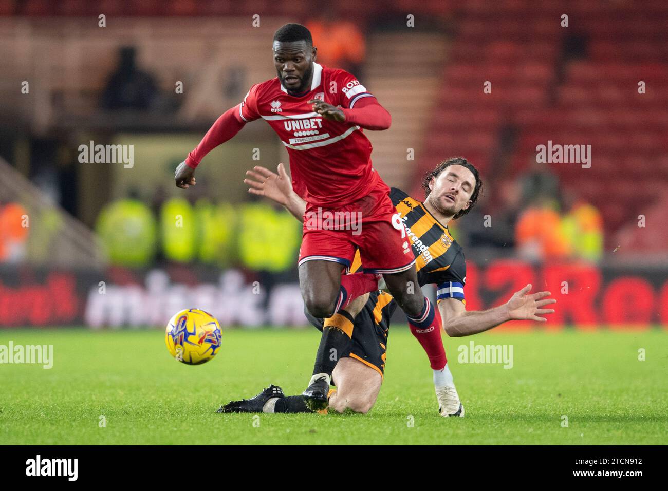 Middlesbrough le mercredi 13 décembre 2023. Emmanuel Latte Lath de Middlesbrough défie pour le ballon et est fauché par Lewis Coyle de Hull City lors du Sky Bet Championship match entre Middlesbrough et Hull City au Riverside Stadium, Middlesbrough le mercredi 13 décembre 2023. (Photo : Trevor Wilkinson | MI News) crédit : MI News & Sport / Alamy Live News Banque D'Images