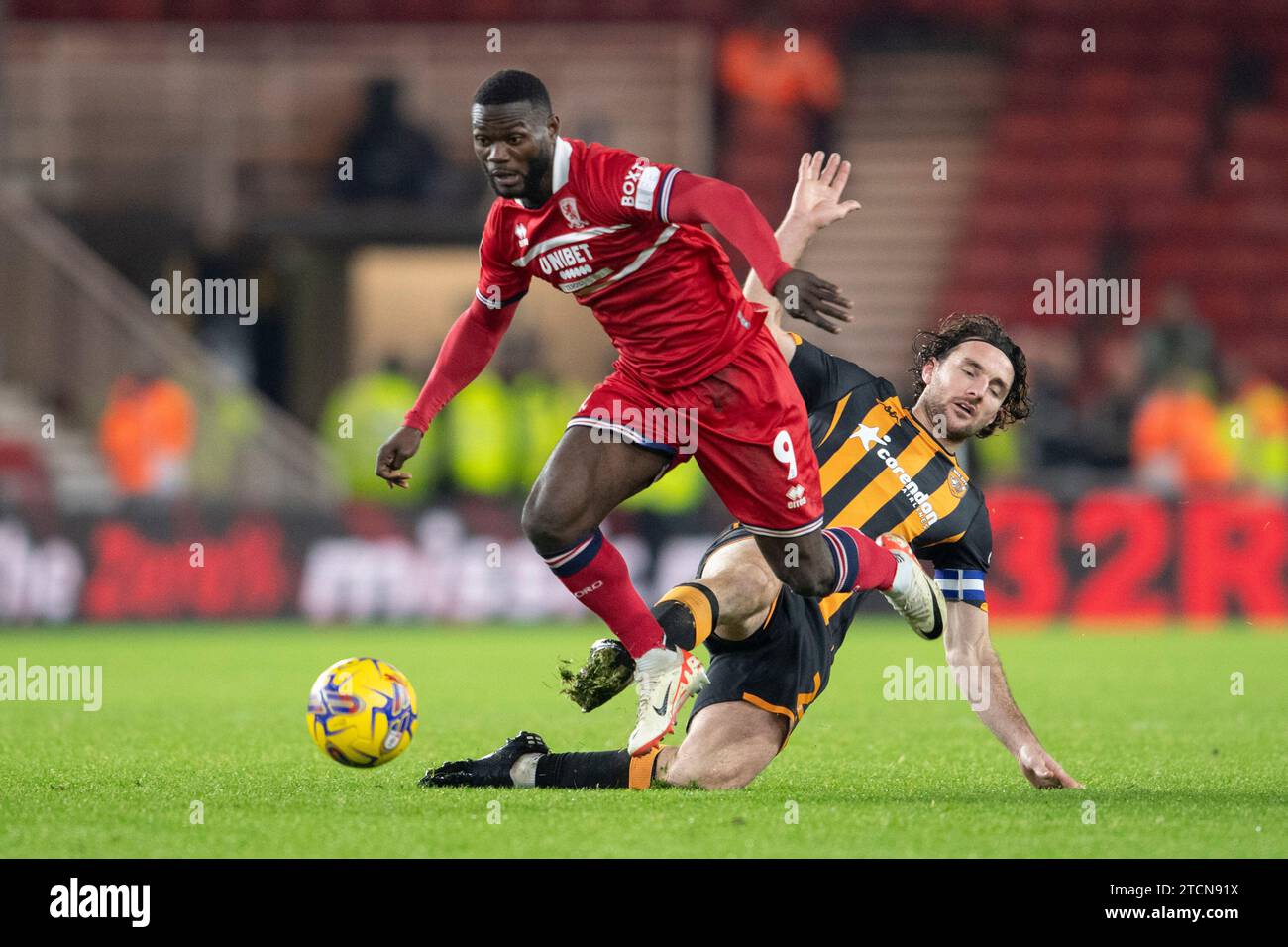 Middlesbrough le mercredi 13 décembre 2023. Emmanuel Latte Lath de Middlesbrough défie pour le ballon et est fauché par Lewis Coyle de Hull City lors du Sky Bet Championship match entre Middlesbrough et Hull City au Riverside Stadium, Middlesbrough le mercredi 13 décembre 2023. (Photo : Trevor Wilkinson | MI News) crédit : MI News & Sport / Alamy Live News Banque D'Images