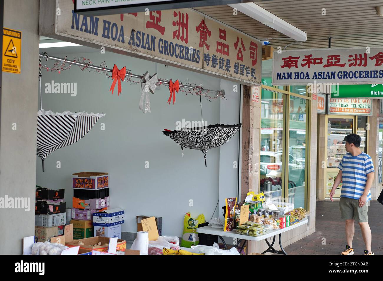 Parapluies et arcs décorent une épicerie asiatique éphémère sans accessoires, juste des boîtes et deux tables dans le quartier multiculturel de Cabramatta, dans l'ouest de Sydney Banque D'Images