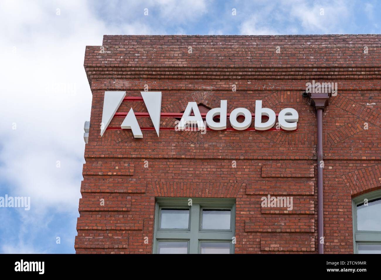 Gros plan de l'enseigne et du logo Adobe sur l'immeuble de bureaux à San Francisco, Californie, États-Unis Banque D'Images