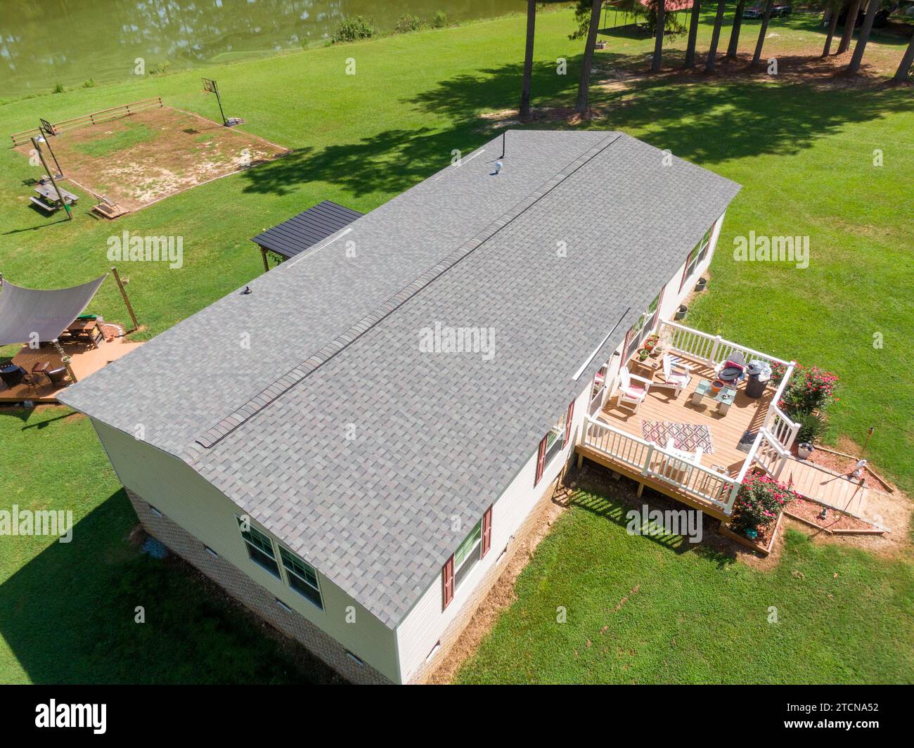 images de drone d'un nouveau remplacement de toit avec bardeaux architecturaux en asphalte Banque D'Images