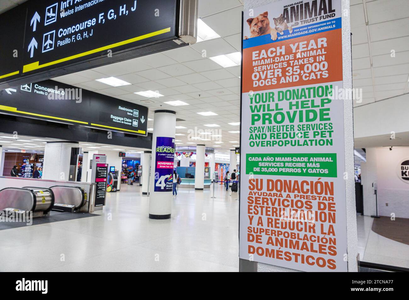 Miami Floride, Miami International Airport MIA, intérieur intérieur intérieur, hall terminal, fonds de fiducie pour animaux cherchant des dons, deux 2 langues multiples, Banque D'Images