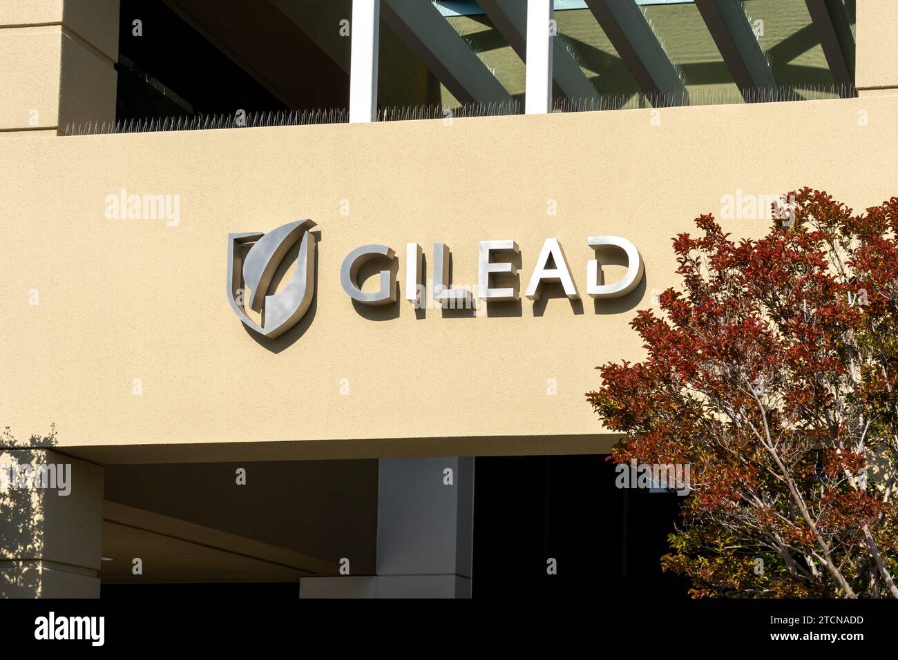 Gros plan du logo et de l'enseigne Gilead Sciences sur le bâtiment de leur siège social à Foster City, Californie, États-Unis Banque D'Images