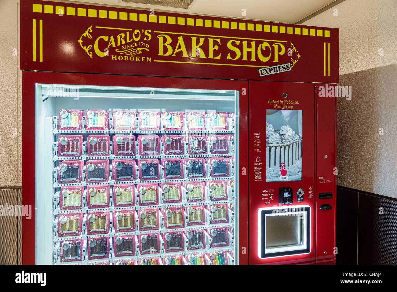 Miami Floride, Miami International Airport MIA, intérieur intérieur intérieur, hall du terminal, porte d'embarquement, Carlo's Bake Shop Express, gâteaux en tranches, distributeur automatique Banque D'Images