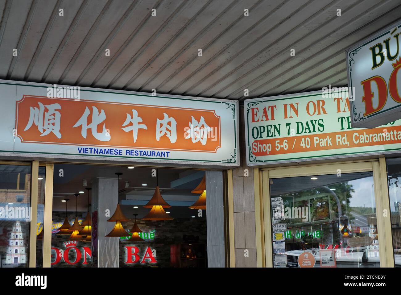 Enseignes de magasin de restaurant asiatique, manger dans, Restaurant vietnamien, ouvert 7 jours, communauté chinoise vietnamienne multiculturelle à Cabramatta, Western Sydney Banque D'Images