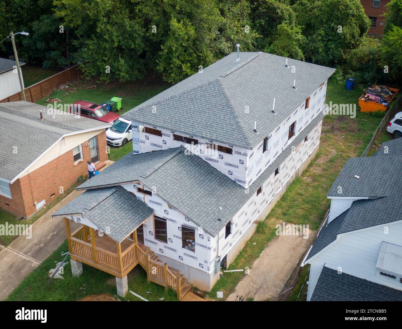 images par drone d'une installation de toit résidentiel sur une nouvelle maison de construction comportant des bardeaux architecturaux en asphalte Banque D'Images