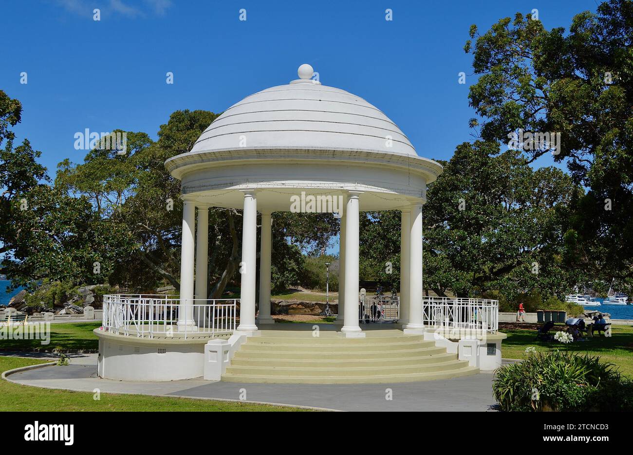 Une vue sur la rotonde au milieu des arbres à Balmoral Beach Banque D'Images
