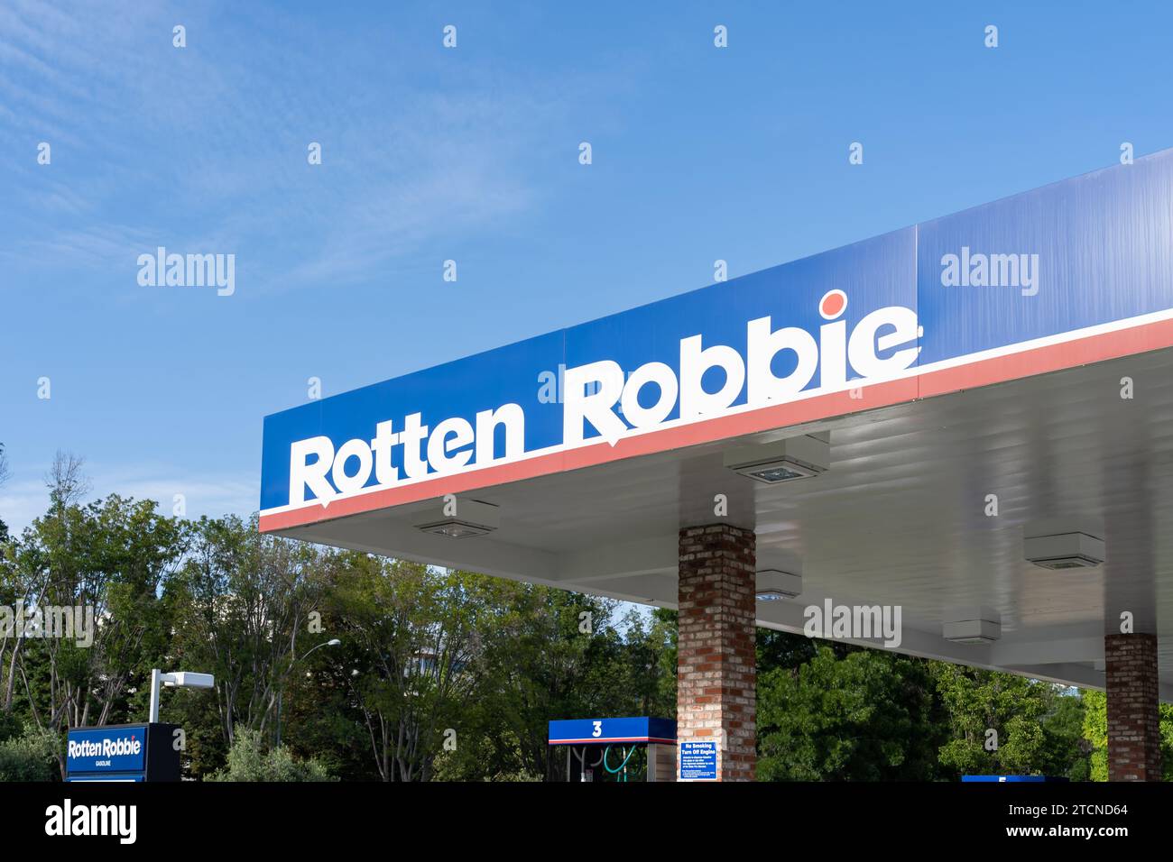 Une station-service Rotten Robbie à San Jose, Californie, États-Unis Banque D'Images