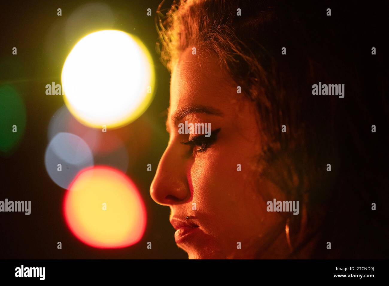 DATE DE SORTIE : 10 mai 2024. TITRE : Retour au noir. STUDIO : fonctionnalités de mise au point. RÉALISATEUR : Sam Taylor-Johnson. PLOT : un aperçu inédit de l'ascension d'Amy Winehouse vers la célébrité et de la sortie de son album studio révolutionnaire, Back to Black. EN VEDETTE : MARISA ABELA dans le rôle d'Amy Winehouse. (Image de crédit : © Focus Features/Entertainment Pictures/ZUMAPRESS.com) À USAGE ÉDITORIAL UNIQUEMENT ! Non destiné à UN USAGE commercial ! Banque D'Images