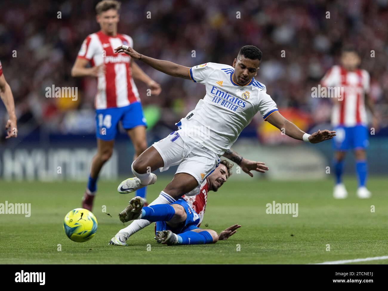 Madrid, 05/08/2022. Journée de match 35. Joué au stade Metropolitano. Atlético de Madrid - Real Madrid. Dans l'image, Rodrygo et Vrsalkko. Photo : Ignacio Gil. ARCHDC. Crédit : Album / Archivo ABC / Ignacio Gil Banque D'Images