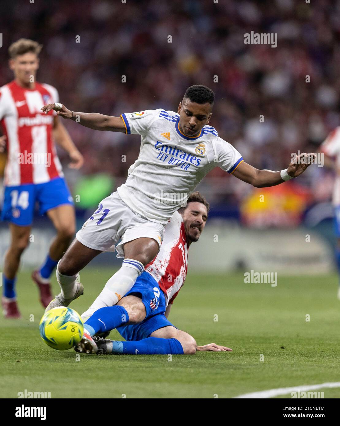 Madrid, 05/08/2022. Journée de match 35. Joué au stade Metropolitano. Atlético de Madrid - Real Madrid. Dans l'image, Rodrygo et Vrsalkko. Photo : Ignacio Gil. ARCHDC. Crédit : Album / Archivo ABC / Ignacio Gil Banque D'Images