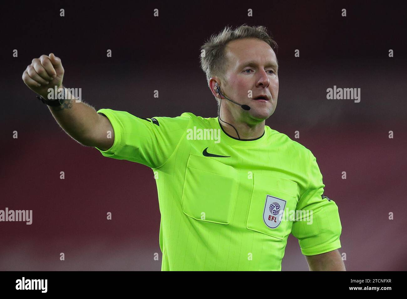 Middlesbrough, Royaume-Uni. 13 décembre 2023. L'arbitre Oliver Langford fait des gestes Sky Bet Championship Match Middlesbrough vs Hull City au Riverside Stadium, Middlesbrough, Royaume-Uni, le 13 décembre 2023 (photo de James Heaton/News Images) à Middlesbrough, Royaume-Uni le 12/13/2023. (Photo de James Heaton/News Images/Sipa USA) crédit : SIPA USA/Alamy Live News Banque D'Images