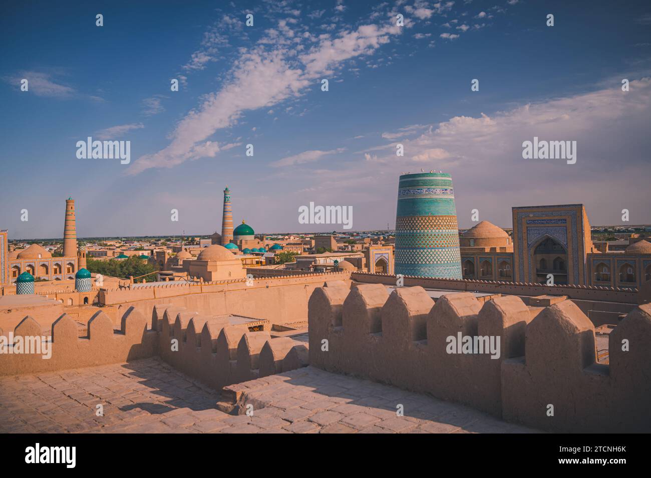 Vieille ville de Khiva au lever du soleil avec Islam Khoja Minaret en arrière-plan, Ouzbékistan. Ciel bleu avec espace de copie pour le texte Banque D'Images