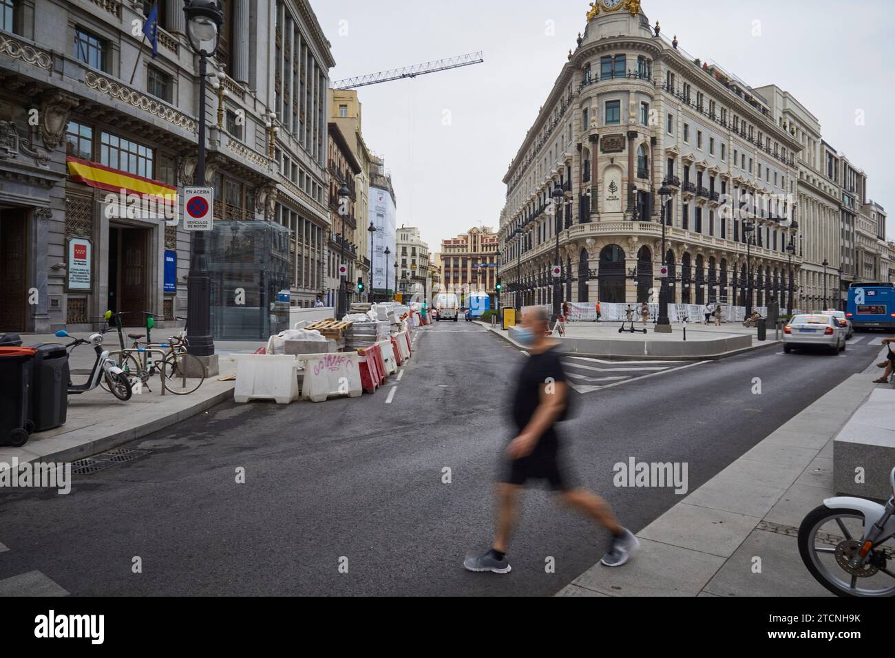 Madrid, 08/10/2020. Plaza de Canalejas et ses environs. Visite des travaux d’adaptation des rues (Cedaceros, Arlabán et Virgen de los Peligros) autour du complexe de Canalejas, qui sera bientôt inauguré par Paloma García Romero (déléguée des travaux et de l'équipement du Conseil municipal), José Fernández, (conseiller du District central) et José Luis Infanzón (directeur général de l'espace public). Photo : Guillermo Navarro. ARCHDC. Crédit : Album / Archivo ABC / Guillermo Navarro Banque D'Images