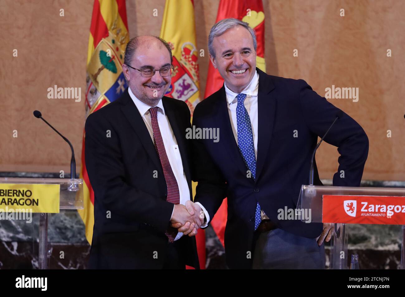 Saragosse, 03/04/2020. Le président du gouvernement d'Aragon, Javier Lambán, et le maire de Saragosse, Jorge Azcón, dirigent les délégations des deux institutions qui assistent à la première réunion de la commission bilatérale après l'approbation de la loi de capitale. Photo : Fabián Simón. ARCHDC. Crédit : Album / Archivo ABC / Fabián Simón Banque D'Images