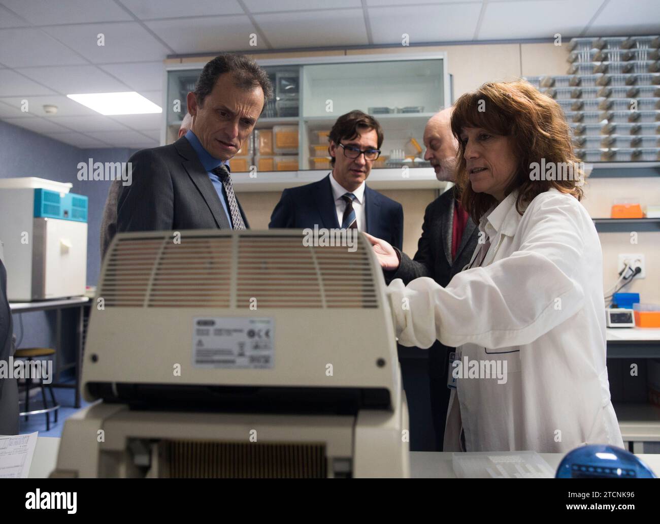 Majadahonda (Madrid), 01/28/2020. Le ministre de la Santé, Salvador Illa, et le ministre de la Science et de l'innovation, Pedro Duque, visitent le Centre National de microbiologie, accompagnés de la directrice de l'Institut de Santé Carlos III (ISCIII), Raquel Yotti et de la directrice du Centre National de microbiologie, Jesús Oteo. Dans ces laboratoires, des échantillons d'infections possibles à coronavirus sont analysés. Photo : Ángel de Antonio. ARCHDC. Crédit : Album / Archivo ABC / Ángel de Antonio Banque D'Images