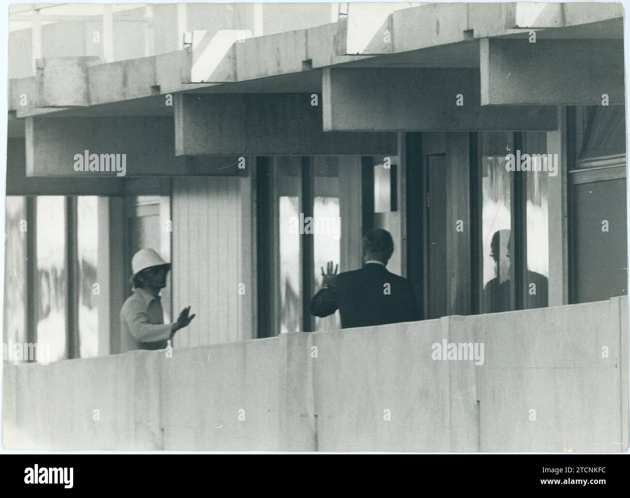 Munich (Allemagne), septembre 1972. Attaque contre le siège de l'équipe olympique israélienne lors des Jeux olympiques de Munich de 1972. Sur l'image, le ministre allemand de l'intérieur s'entretient avec l'un des terroristes dans l'étage où se trouvent les otages. Crédit : Album / Archivo ABC / Göksin Sipahioglu Banque D'Images