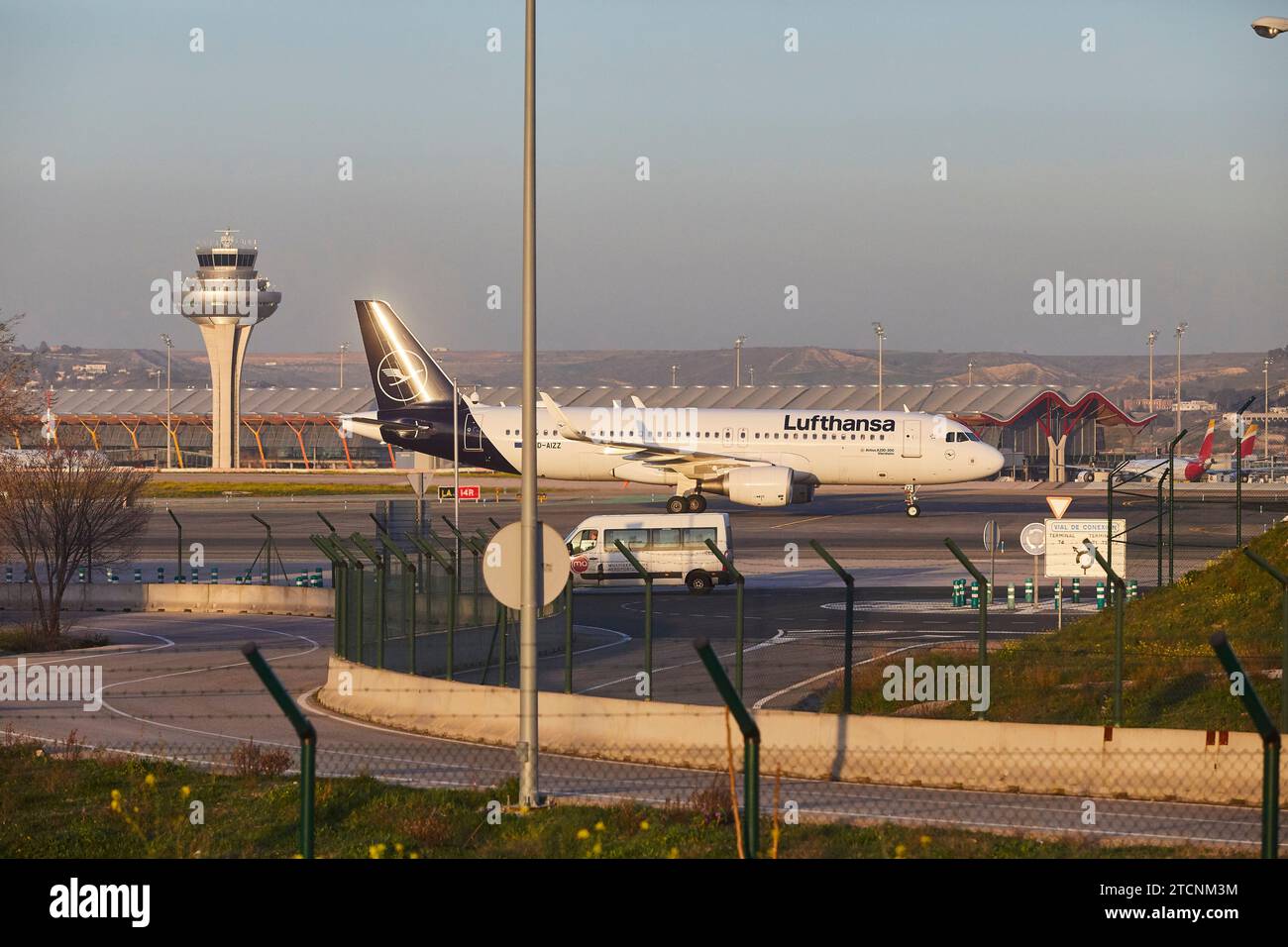 02/03/2020. Madrid, 02/03/20. Aéroport Adolfo Suarez Madrid Barajas. Avion roulant sur les pistes avec la tour T4 en arrière-plan. Avion Lufthansa. Archdc. Photo : Guillermo Navarro. Crédit : Album / Archivo ABC / Guillermo Navarro Banque D'Images