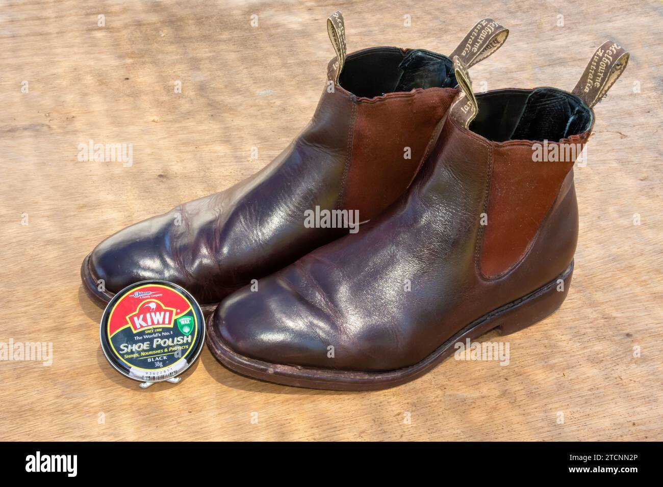 S C Johnson's Kiwi cirage avec bottes Banque D'Images