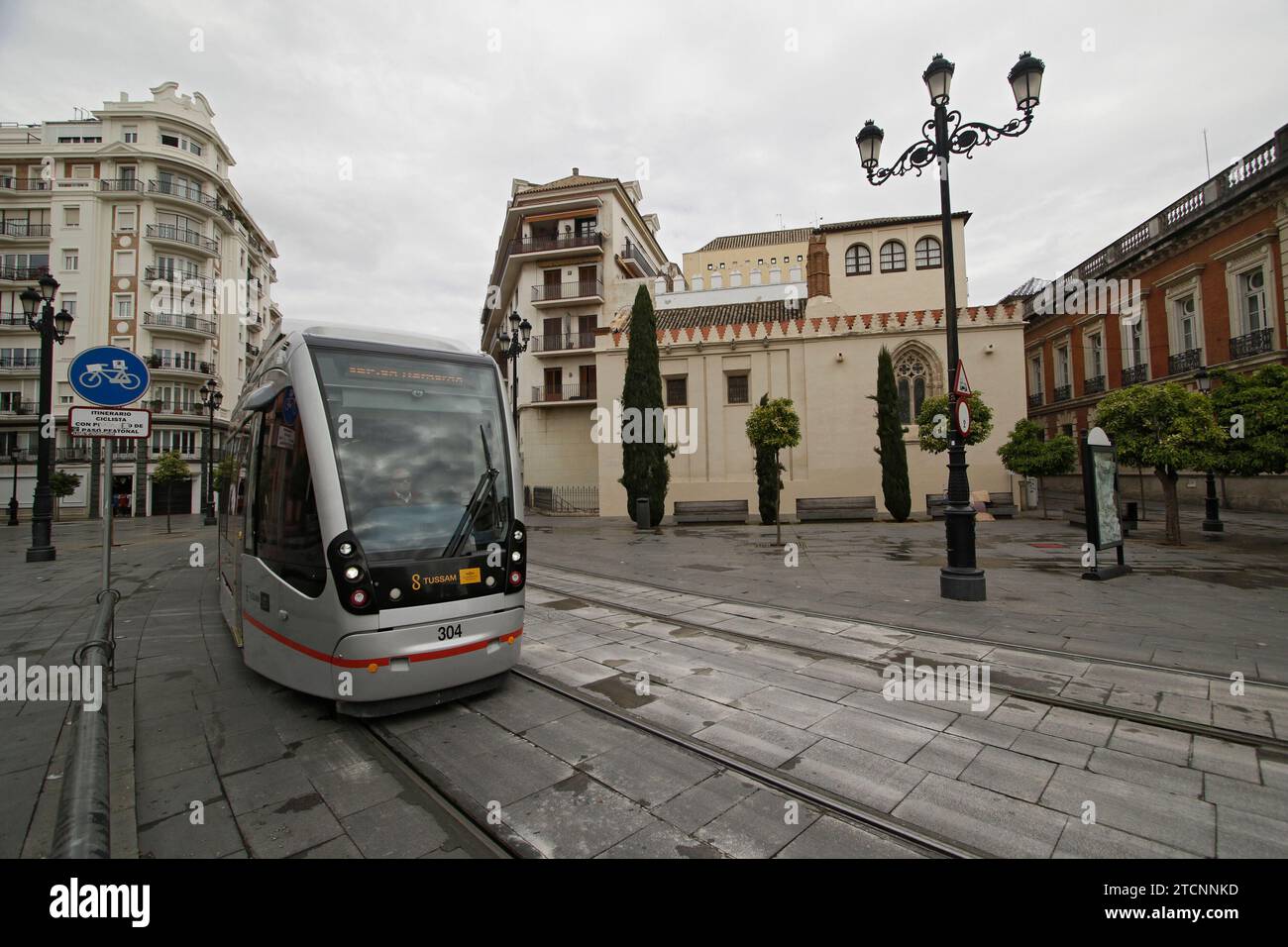 11/04/2014. Séville, 03/17/2020. Rapport des rues vides du centre historique et de Triana, après le décret de l'état d'alarme et la quarantaine causée par le coronavirus. Dans l'image, Constitution Avenue. Photo : Juan Flores ARCHSEV. Crédit : Album / Archivo ABC / Juan Flores Banque D'Images