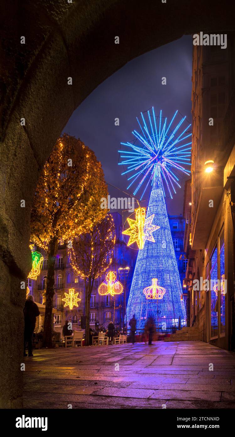 Vigo, Espagne - 10 décembre 2023 : vue de nuit de la place de la ville de Vigo en Espagne, décorée avec des lumières de Noël et en arrière-plan un énorme lumineux Banque D'Images