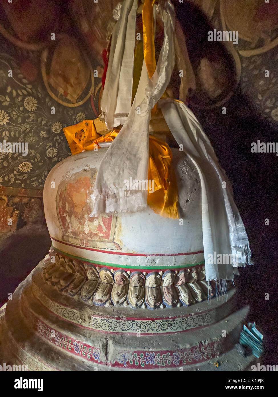 Le chorten du 14e siècle de 6 mètres de haut à Luri Gompa est construit autour d'une pierre naturelle dans une grotte au-dessus du village de Yara - Mustang District, Népal Banque D'Images