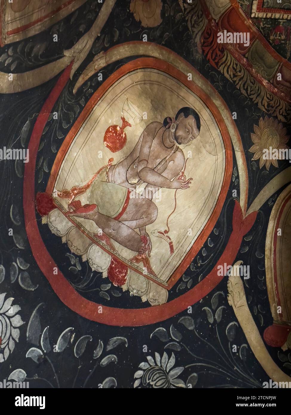 Une peinture d'un mahasiddha peint au-dessus du 14e siècle chorten de 6 mètres de haut à Luri Gompa est construite autour d'une pierre naturelle dans une grotte au-dessus de Yara vill Banque D'Images