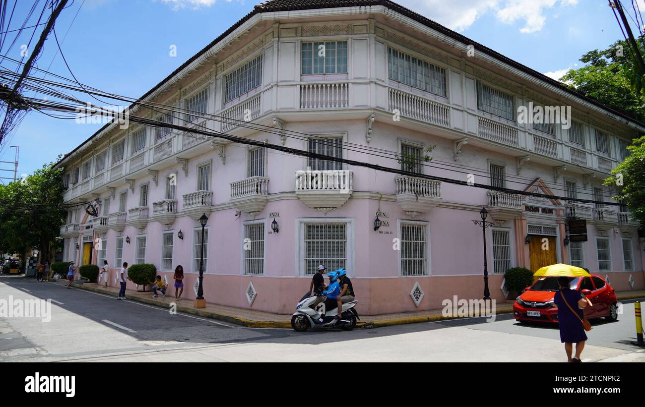 Rue d'angle à Intramuros, Une ville fortifiée créée pendant la colonisation espagnole aux Philippines. Situé à Manille. Banque D'Images