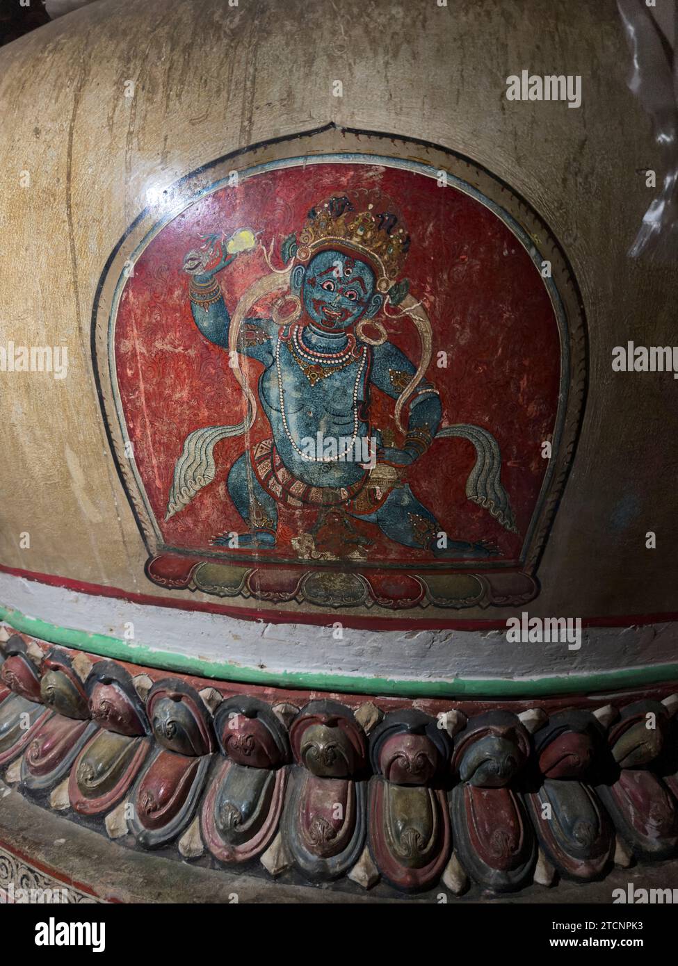 Divinité bouddhiste peint sur le 14e siècle 6 mètres de haut chorten à Luri Gompa est construit autour d'une pierre naturelle dans une grotte au-dessus du village de Yara - Mustang D. Banque D'Images