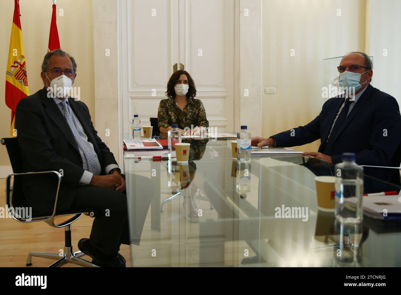 Madrid, 09/01/2020. La présidente de la Communauté de Madrid, Isabel Díaz Ayuso, accompagnée du ministre de l'éducation et de la Jeunesse, Enrique Ossorio, au cours de la réunion tenue avec les groupes parlementaires de Madrid pour présenter le plan du gouvernement régional pour le retour dans les salles de classe face à la situation due au Covid-19 et pour l'année scolaire 2020/21. Photo : Jaime García. ARCHDC. Crédit : Album / Archivo ABC / Jaime García Banque D'Images