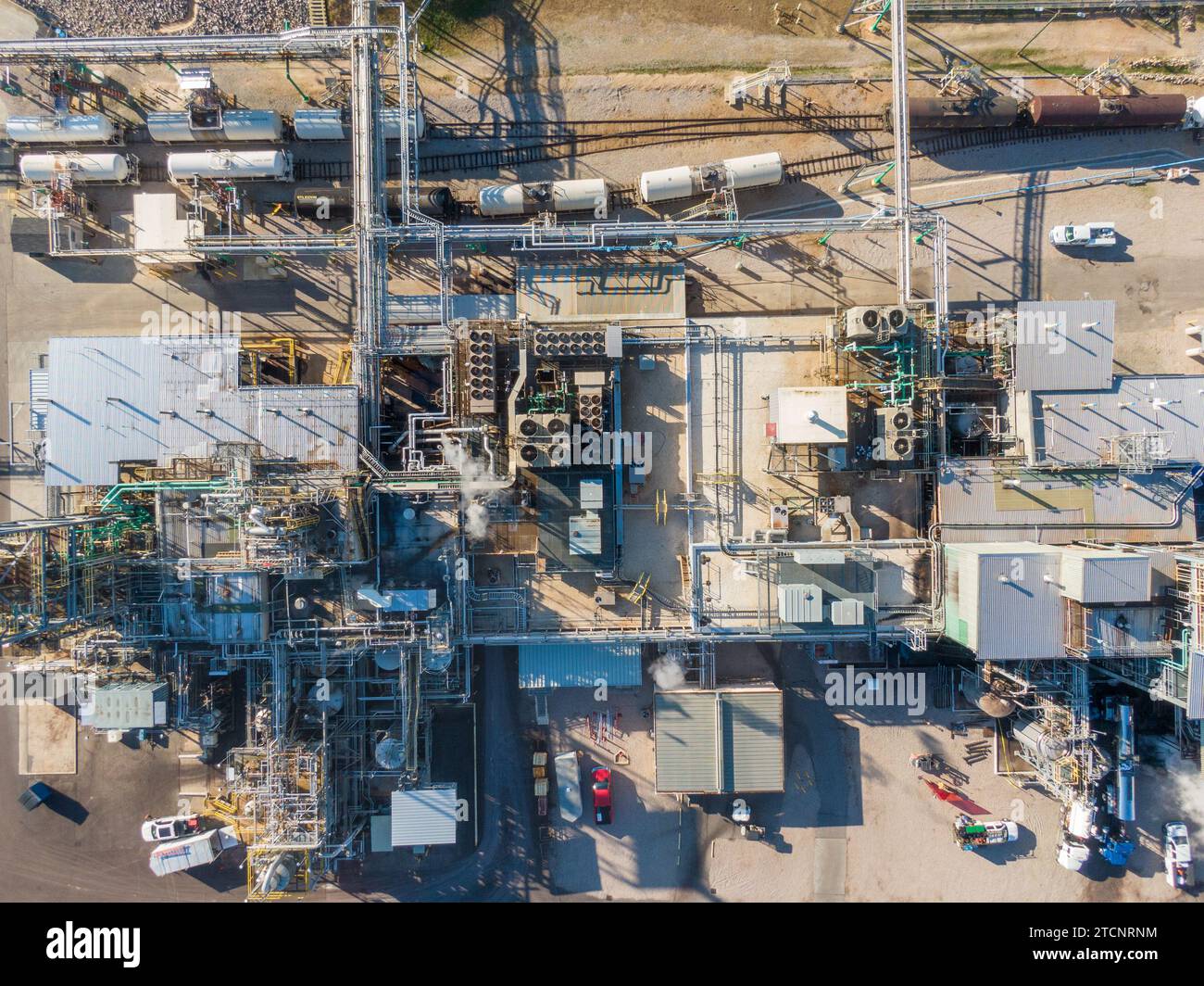 images de drone d'une grande usine de fabrication pharmaceutique avec beaucoup de tuyaux, des angles froids et des ombres intéressantes. Banque D'Images