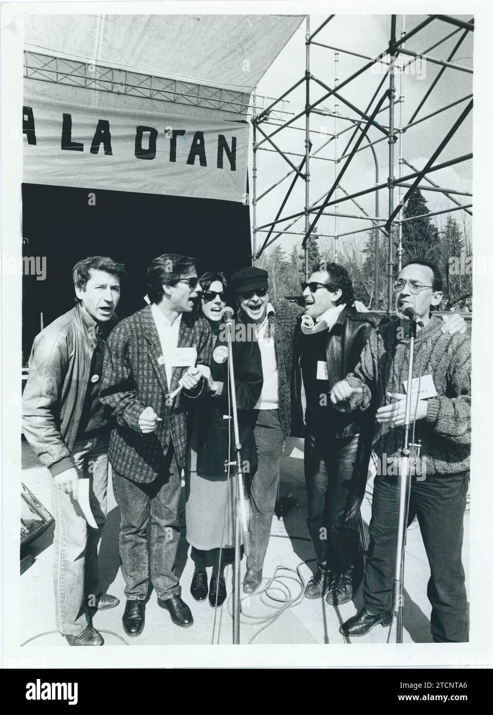 Madrid, 03/09/1986. Acte final de la campagne anti-OTAN. Les deux principaux groupes anti-atlantiques ont tenu leur événement de fin de campagne à Madrid, sur le Paseo de Camoens, consistant en un rassemblement de festival au cours duquel des politiciens et des artistes ont appelé à un «non» lors du référendum du 12. Dans l'image, José Sacristán, Imanol Arias, Pastora Vega, Juan Diego et Miguel Ríos chantent en chœur. Crédit : Album / Archivo ABC / José Sánchez Martínez Banque D'Images