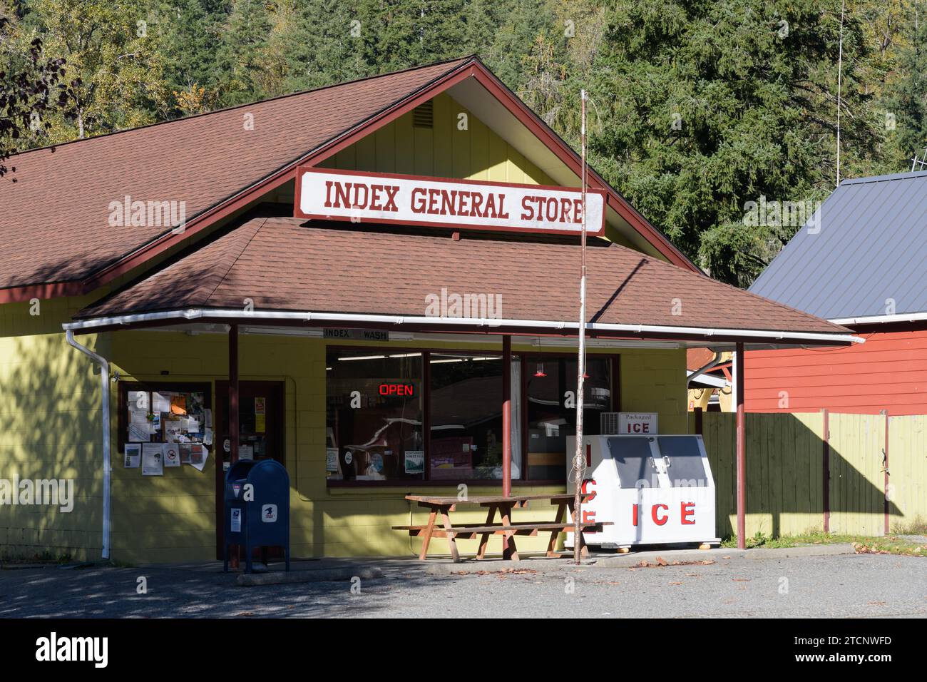 Index, WA, États-Unis - 28 octobre 2023 ; Index General Store dans la petite communauté du comté de Snohomish avec panneau ouvert et glace Banque D'Images