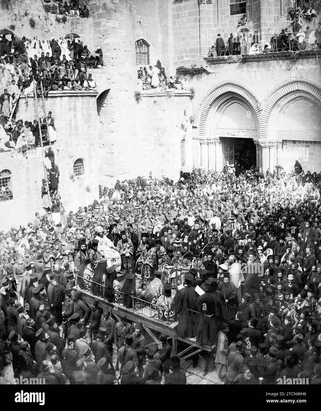 03/16/1910. Semaine Sainte à Jérusalem. La cérémonie de lavage effectuée par les Grecs orthodoxes devant le Saint sépulcre. Crédit : Album / Archivo ABC / Charles Trampus Banque D'Images