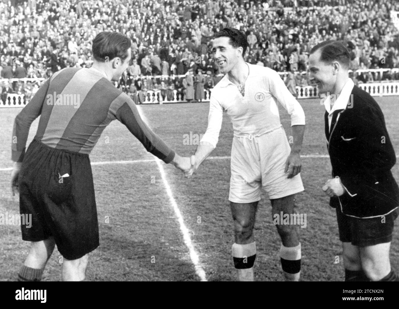 01/01/1943. Protagonistes - joueurs - pièces de théâtre - Barcelone - Real Madrid. Les capitaines et l'arbitre avant le match. Crédit : Album / Archivo ABC / Josep Brangulí Banque D'Images