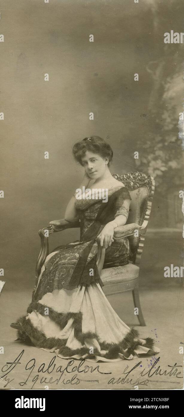 01/01/1915. 2015 (CA.). Portrait de Sofía Casanova assis. Photographie consacrée avec le texte suivant : 'à Gabaldón, l'illustre et cher ami'. Crédit : Album / Archivo ABC Banque D'Images