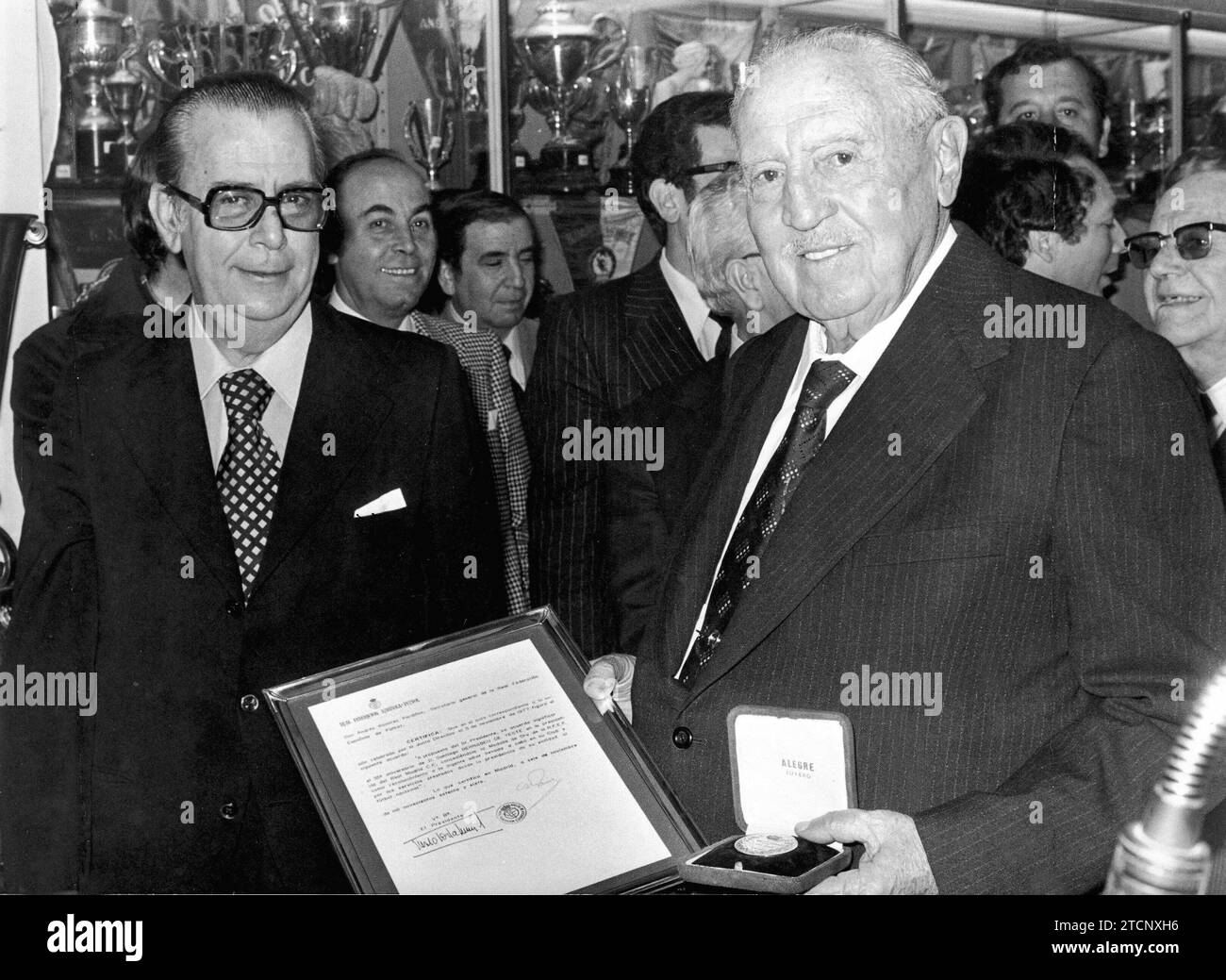 Madrid, 03/17/1978. Santiago Bernabéu reçoit la Médaille d'or du football espagnol du président de la Fédération royale espagnole de football, Pablo Porta, en l'honneur de ses trente-cinq ans en tant que président du Real Madrid CF. Crédit : Album / Archivo ABC / José García Banque D'Images