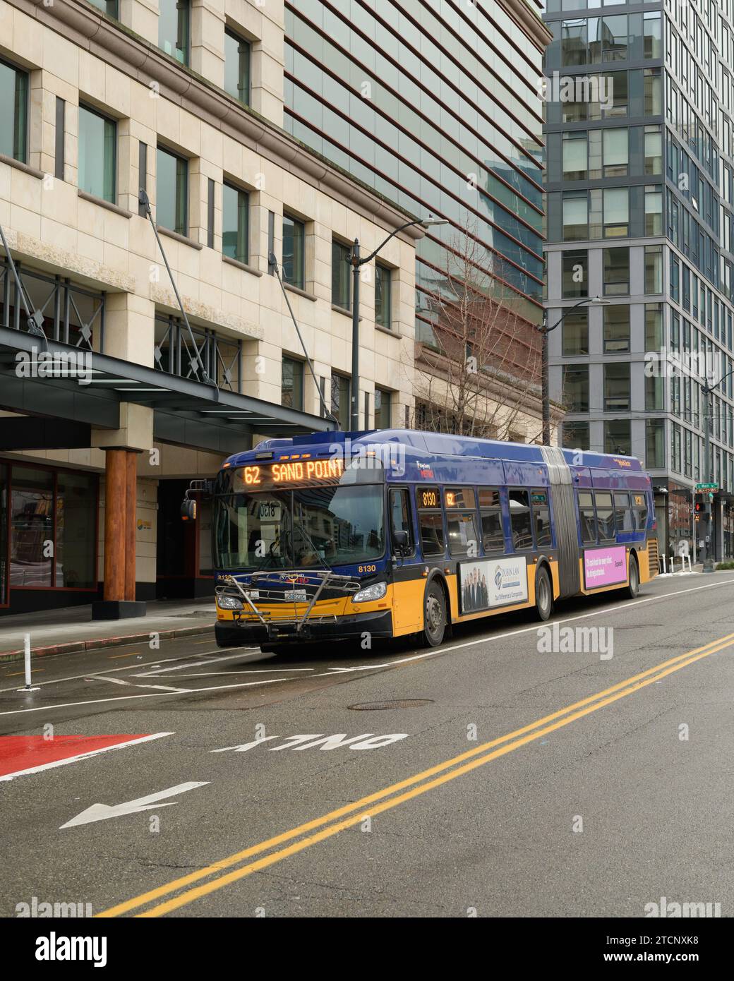 Seattle - 15 janvier 2023 ; bus King County Metro sur rue humide dans le centre-ville de Seattle Banque D'Images